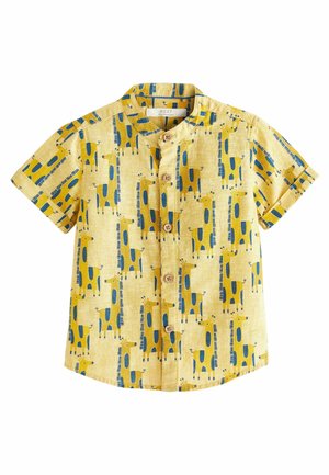 Chemise jaune à manches courtes avec col et motif girafes bleu et vert pour enfants.