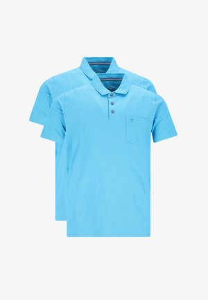 Twee short-sleeve polo shirts in lichtblauw, met een kraag, drieknoopsluiting en een borstzak met een klein logodetail.