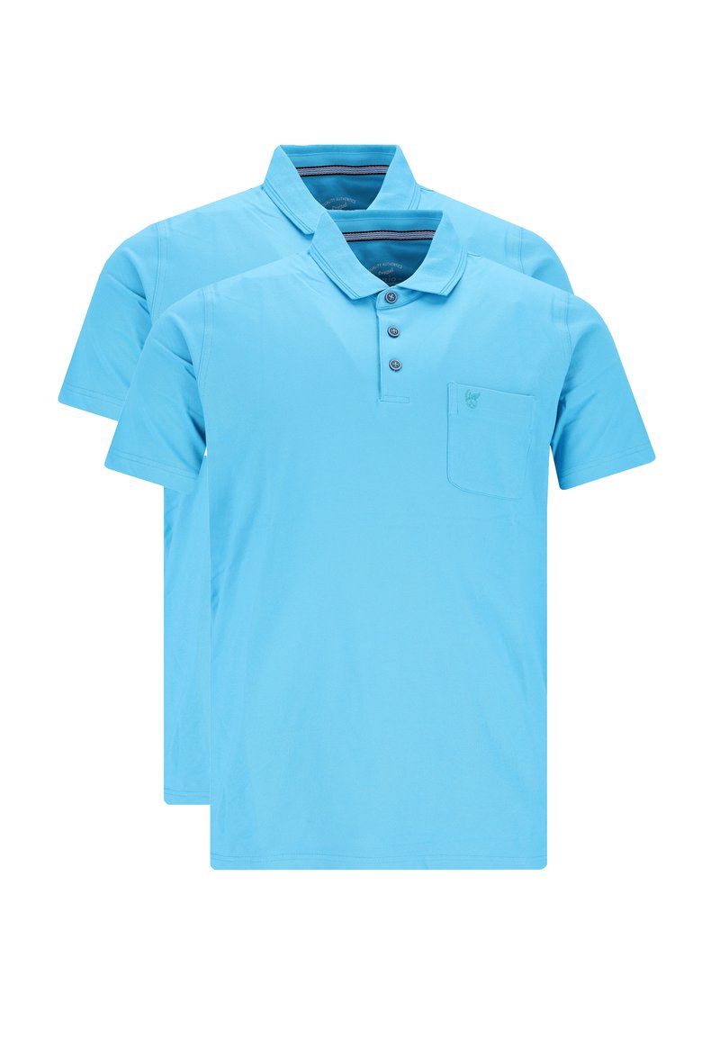 Zwei Kurzarm-Polohemden in Hellblau, mit einem Kragen, einer Drei-Knopf-Leiste und einer Brusttasche mit einem kleinen Logodetail.