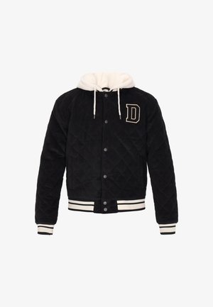 Zwarte gevoerde corduroy jas met een crèmekleurige bontvoerende capuchon, voorzien van een gouden "D"-embleem, gestreepte manchetten en een knoopsluiting.