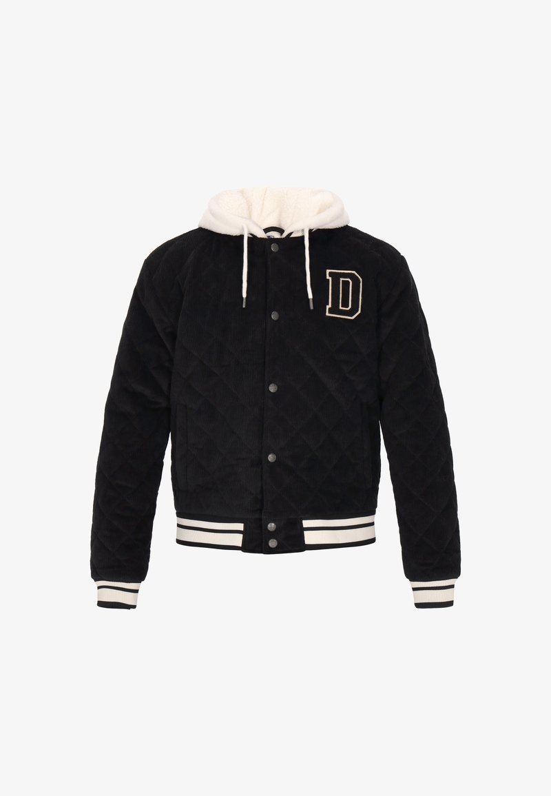 Fekete steppelt kordbársony dzseki, krémszínű prémes kapucnival, arany "D" emblémával, csíkos mandzsettákkal és gombos elülső résszel.