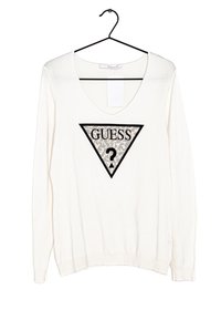 Maglione bianco a maniche lunghe con scollatura a V profonda. Presenta un logo triangolare nero con il testo "GUESS" e un motivo di punti interrogativi all'interno.