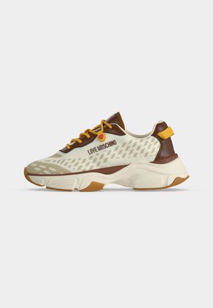 Baskets Love Moschino crème et marron avec lacets jaunes, breloque en forme de cœur, semelle texturée et détail latéral marqué.