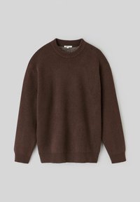 Pull marron en tissu doux et texturé. Présente un col rond et des bords-côtes aux poignets et à l'ourlet. Coupe décontractée avec épaules basses.