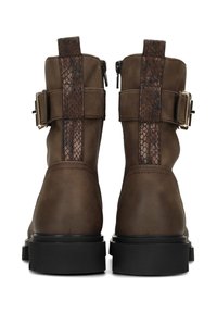 Stivaletti in pelle marrone con una sovrapposizione testurizzata a stampa serpente marrone, zip laterali e un dettaglio con fibbia; suola in gomma nera spessa.