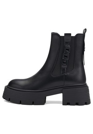 Stivaletto in pelle nera con pannelli laterali elasticizzati, accentuato da una catena e suola in gomma spessa con battistrada profondo per una maggiore aderenza.