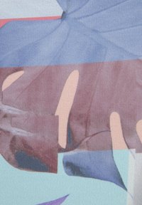 Abstraktus tekstilės raštas su persidengiančiomis formomis mėlynos, violetinės ir rusvai raudonos spalvų atspalviuose, turintis subtilią tekstūrą ir gradientinius efektus.