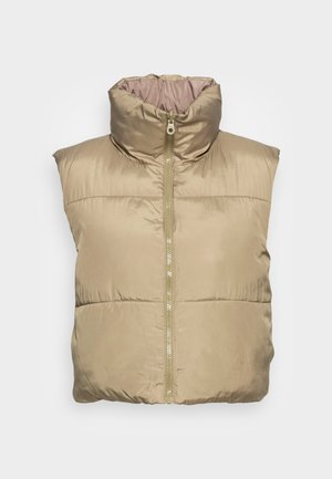 Gilet imbottito beige con collo alto, chiusura con zip, tasche laterali e texture liscia. Design senza maniche, materiale leggero.