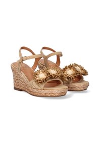 Sandalias de cuña beige con tiras al tobillo, adornos florales y base de yute trenzado. Parte superior de ante suave, punta abierta y plantilla acolchada.