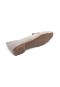 Scarpa piatta in scamosciato grigio chiaro con punta affusolata, un piccolo dettaglio a strappo vicino alla caviglia e una suola in gomma testurizzata.