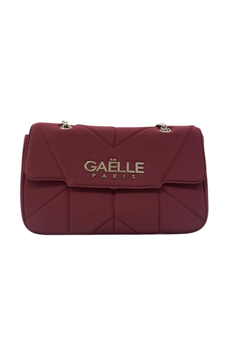 Borsa a spalla in pelle trapuntata bordeaux con catene argentate e logo metallico "GAËLLE PARIS" sulla patella anteriore.