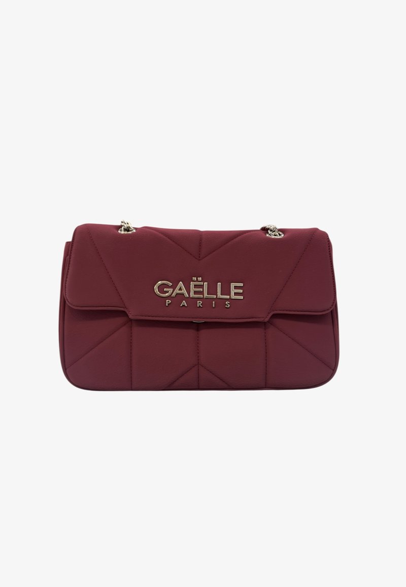 Borsa a spalla in pelle trapuntata bordeaux con catene argentate e logo metallico "GAËLLE PARIS" sulla patella anteriore.