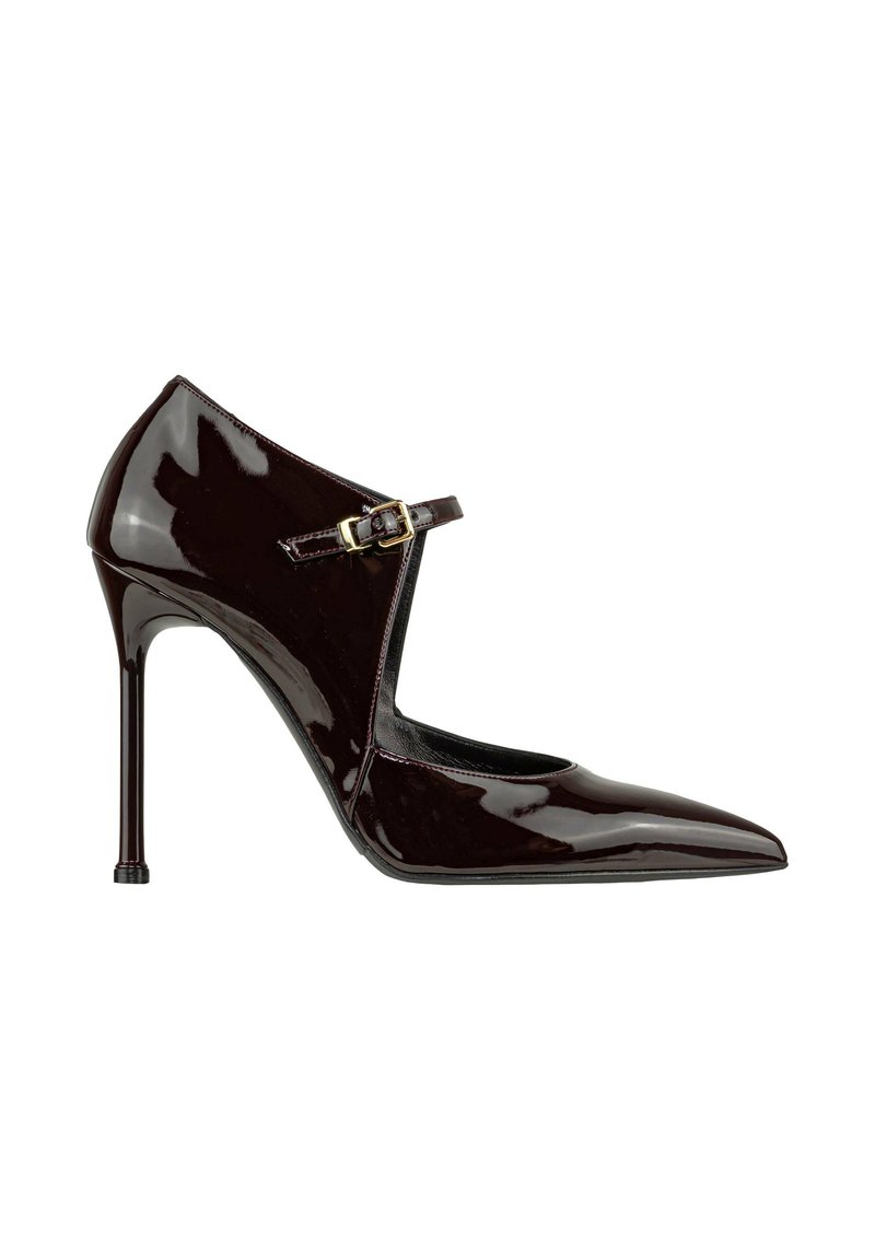 Scarpa con tacco alto a punta in patent leather bordeaux lucido, con cinturino alla caviglia e fibbia dorata, caratterizzata da una silhouette elegante e moderna.