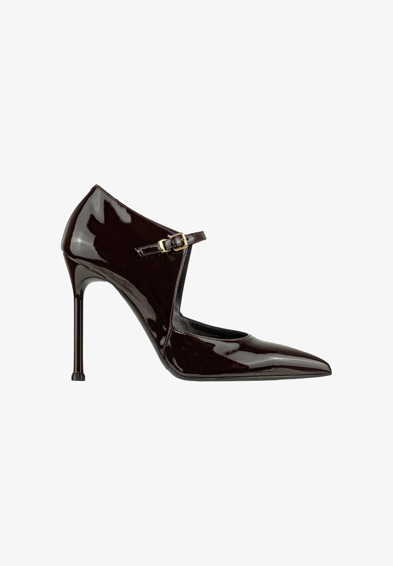 Scarpa con tacco alto a punta in patent leather bordeaux lucido, con cinturino alla caviglia e fibbia dorata, caratterizzata da una silhouette elegante e moderna.
