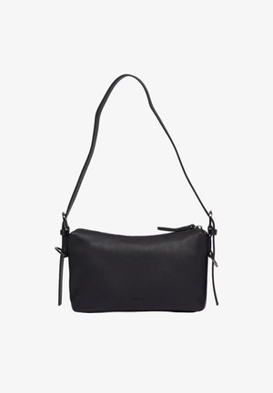 Sac en cuir noir à bandoulière avec une texture lisse, fermeture à glissière et une sangle réglable. Présente un design minimaliste et un branding subtil.