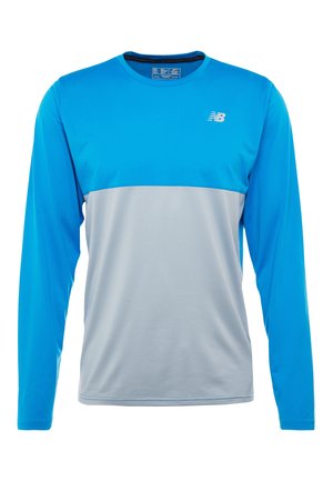 Koszulka sportowa z długim rękawem, z jaskrawo niebieską górną połową i rękawami, jasnoszarą dolną połową oraz małym białym logo na piersi.