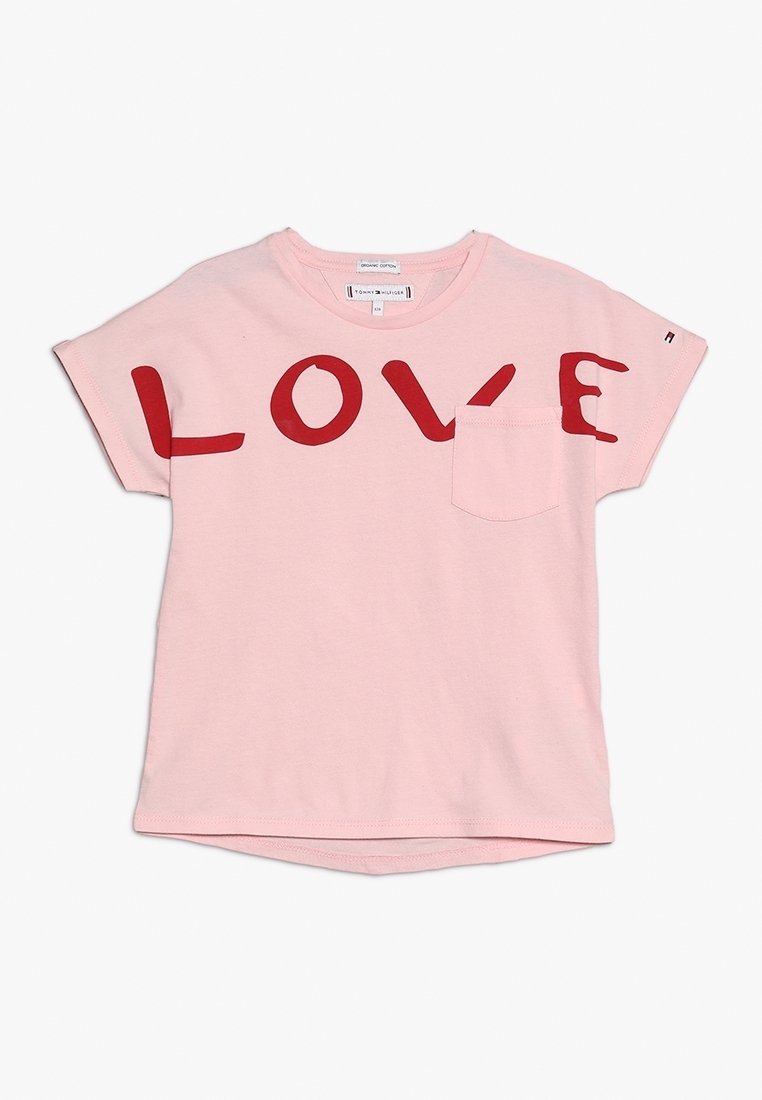 Camiseta de algodón rosa con cuello redondeado, mangas cortas y la palabra "AMOR" impresa en rojo. Incluye un bolsillo en el pecho.