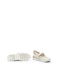 Scarpe in pelle bianca perforata con una fascia e una suola a zeppa bassa. Presentano una tomaia testurizzata, dettagli lisci e una suola con motivo.