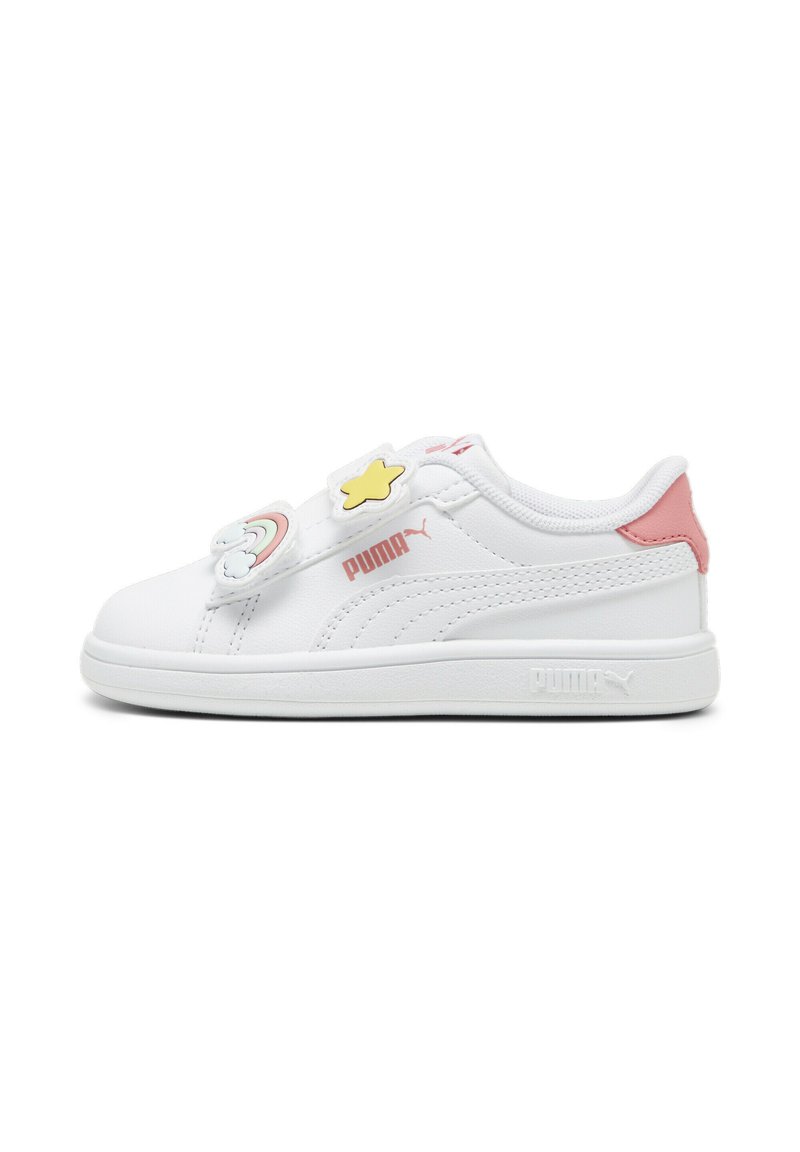 Vita sneakers med en slät läderfinish, rosa hälaccent, dekorativa regnbågs- och stjärnklipp och gummisula. Har PUMA-logotyp.