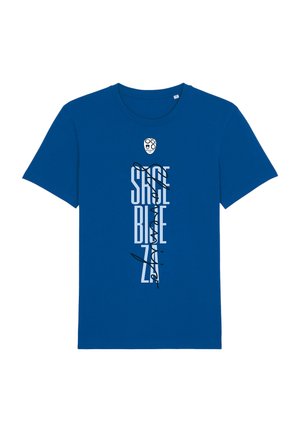 Blaues T-Shirt mit kurzen Ärmeln, vertikal weißem Text „Shoeblazer“ und schwarzer kursiver Schrift darüber, plus einer kleinen Totenkopf-Grafik über dem Text.