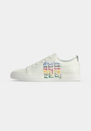 Zapatilla blanca de corte bajo con texto multicolor "PS Paul Smith" bordado en el lateral y cordones blancos sobre un fondo liso.