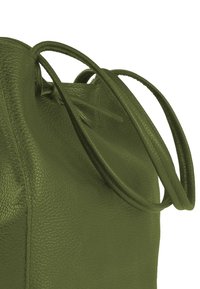 Groene leren handtas met een getextureerde afwerking, voorzien van twee lange handvatten en een afgeronde vorm aan de bovenkant.