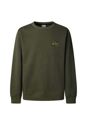 Olivengrøn sweatshirt med ribbet struktur, rund hals, lange ærmer og en lille gul logo-patch på brystet.