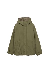 Giacca con cappuccio verde oliva, dotata di chiusura con zip, due tasche laterali e un tessuto leggero e testurizzato. Interno foderato con una tonalità più chiara.