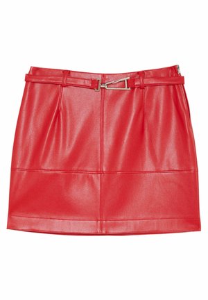 Mini-jupe en similicuir rouge avec détails de panneaux cousus et une ceinture assortie dotée d'une boucle rectangulaire argentée.