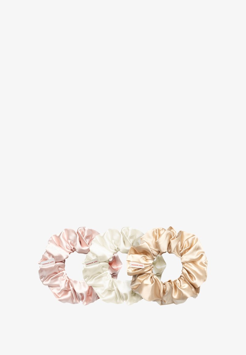 Tre scrunchies in satin nei colori rosa chiaro, bianco e beige. Ciascuno presenta una texture arricciata e un elastico per una presa sicura.