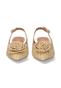 Zapatos de esparto trenzado con tacón tipo slingback, puntera cuadrada, correas de cuero beige y un acento floral en el tacón. Diseño texturizado y detallado.