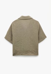 Kortærmet, kravebluse i olivengrøn med et struktureret, krøllet stof. Bagfra ses en afslappet pasform og minimalistisk design.