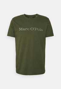 Olivengrøn bomulds t-shirt med korte ærmer og rund hals, med teksten "Marc O'Polo" i lys grå over brystet.