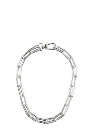 Silberne Kettenarmband mit elongated Paperclip-Design, polierter Oberfläche und sicherem Verschluss. Glatte Textur, minimalistischer Stil.