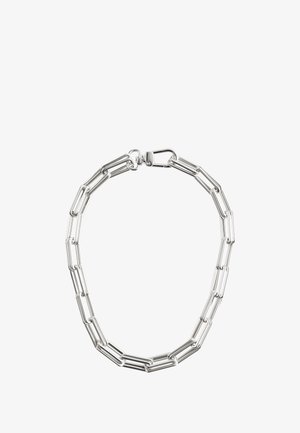 Silberne Kettenarmband mit elongated Paperclip-Design, polierter Oberfläche und sicherem Verschluss. Glatte Textur, minimalistischer Stil.