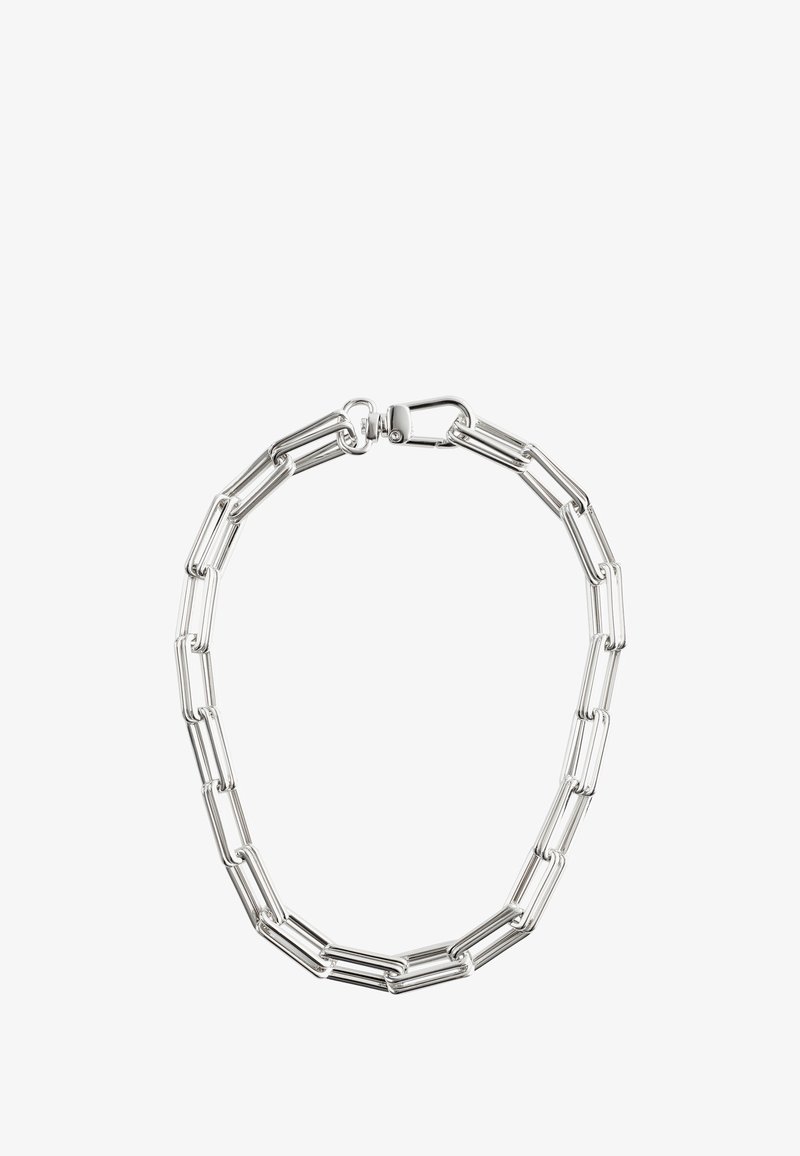 Silberne Kettenarmband mit elongated Paperclip-Design, polierter Oberfläche und sicherem Verschluss. Glatte Textur, minimalistischer Stil.