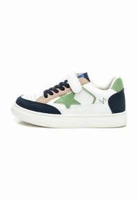 Sneaker multicolore con pelle bianca e suede blu navy, dettaglio a stella verde, linguetta beige, lacci neri e cintura regolabile.