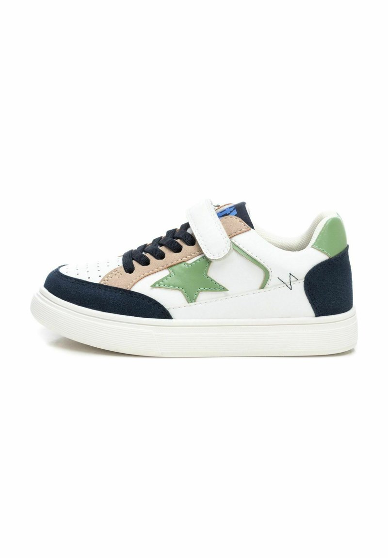 Sneaker multicolore con pelle bianca e suede blu navy, dettaglio a stella verde, linguetta beige, lacci neri e cintura regolabile.