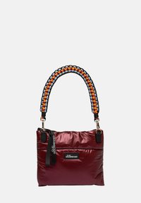 Bordeaux nylon schoudertas met een gestructureerde gevlochten handgreep met oranje en blauwe accenten. Bevat een zwart logo-label en een ritsvak.