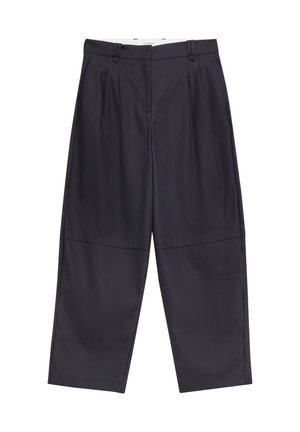 Schwarze Hose mit weitem Bein, Falten, Gürtelschlaufen und abgestepptem Kniedetail, dargestellt vor weißem Hintergrund.