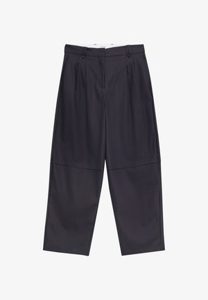 Schwarze Hose mit weitem Bein, Falten, Gürtelschlaufen und abgestepptem Kniedetail, dargestellt vor weißem Hintergrund.