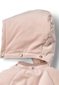 Jasnoróżowy kaptur z korduroy z zapięciami na zatrzaski z przodu i w okolicy szyi, posiadający miękką podszewkę i teksturowaną prążkowaną powierzchnię.