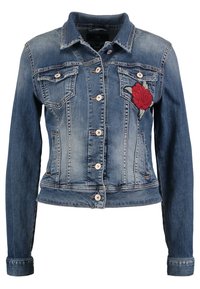 Kurtka jeansowa w kolorze indygo z delikatnym wyblaknięciem, z haftem czerwonej róży na lewej piersi, czterema kieszeniami i srebrnymi guzikami.