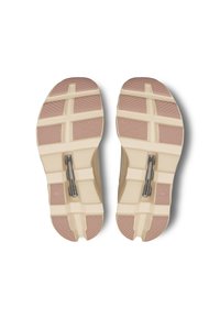 Beige Sportschuhe mit einer strukturierten Außensohle, die pinke Akzente und ein Rautenmuster aufweist. Enthält ein silbernes Logo an der Seite.