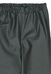 Črne hlače iz umetnega usnja z gladko teksturo, z elastičnim pasom in nežnimi gubami po tkanini.