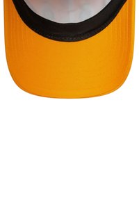 Baseballmütze mit einem hellgelben Schild und einem kontrastierenden schwarzen Band. Hergestellt aus Stoff mit sichtbaren Nahtdetails.