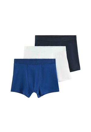 Tre par herreboxershorts i navy blå, hvid og sort, lagt overlappende på en ensfarvet hvid baggrund.