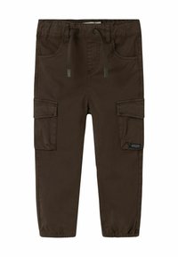 Brune cargobukser laget av bomull, med elastisk linning, snor og to sidelommer med påsydd detalj. Glatt tekstur.