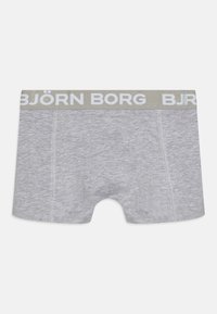 Szürke boxeralsó, amely szoros illeszkedésű, puha anyagból készült, világosszürke, "BJÖRN BORG" felirattal ellátott elasztikus derékpánttal.