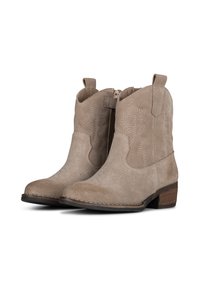 Botines de ante beige con detalles de costura, punta cuadrada y un tacón bajo apilado. Cuentan con lengüetas para facilitar el calzado.